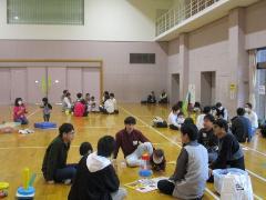 市内の男性保育士を交え、パパ同士のトークタイムを行っています。子どもたちは好きなあそびを見つけて遊んでいました。