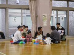 市内の男性保育士を交え、パパ同士のトークタイムを行っています。子どもたちは好きなあそびを見つけて遊んでいました。