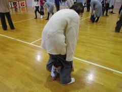 お母さんの足のトンネルをくぐっています