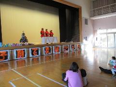 子育て支援センタースタッフによるトーンチャイムの演奏「きよしこのよる」