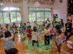 紙吹雪をうちわで舞い上がらせ、キラキラ輝く海の中で遊んでいます。