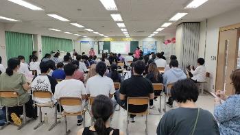 中部福祉保育医療専門学校の学生に対して、北村さんがスクリーンを用いてがんの説明をする写真