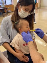 歯の健康フェスティバルで子供が歯科検診を受けている様子の写真