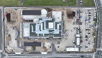外装・内装工事を行っている建設現場の上空から撮影した写真