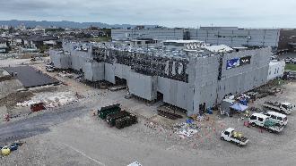 外装・内装工事を行っている建設現場の北西から撮影した写真