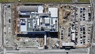 外構、内装工事を行っている建設現場の上空から撮影した写真