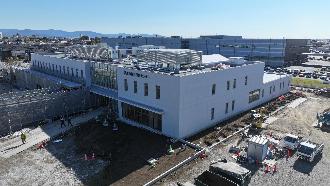 外構、内装工事を行っている建設現場の北西から撮影した写真