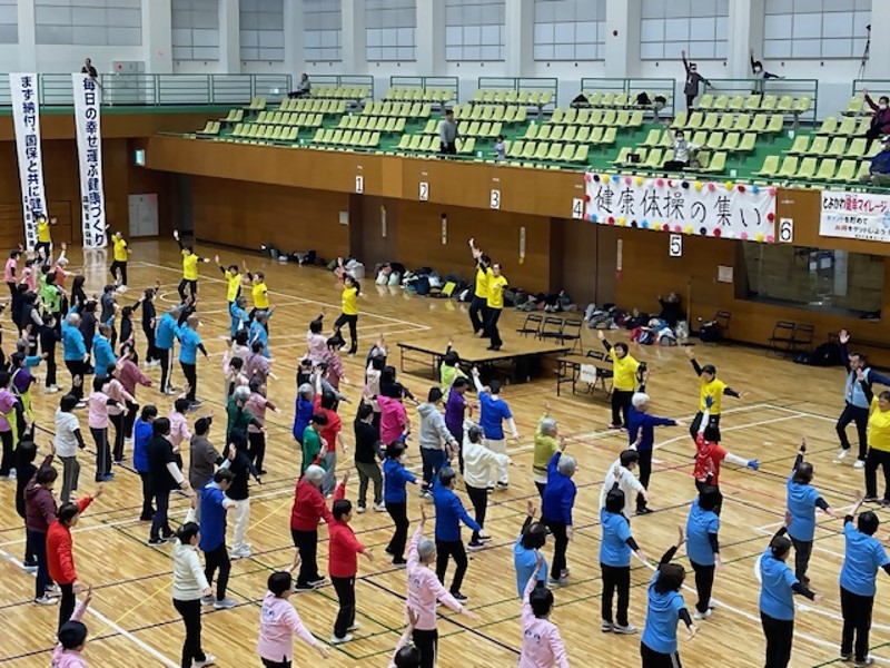 健康体操の集いで体操（ハローウェルネス）をしている写真