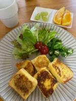 食器の上に盛りつけられたフレンチトースト、サラダ、フルーツ類の写真