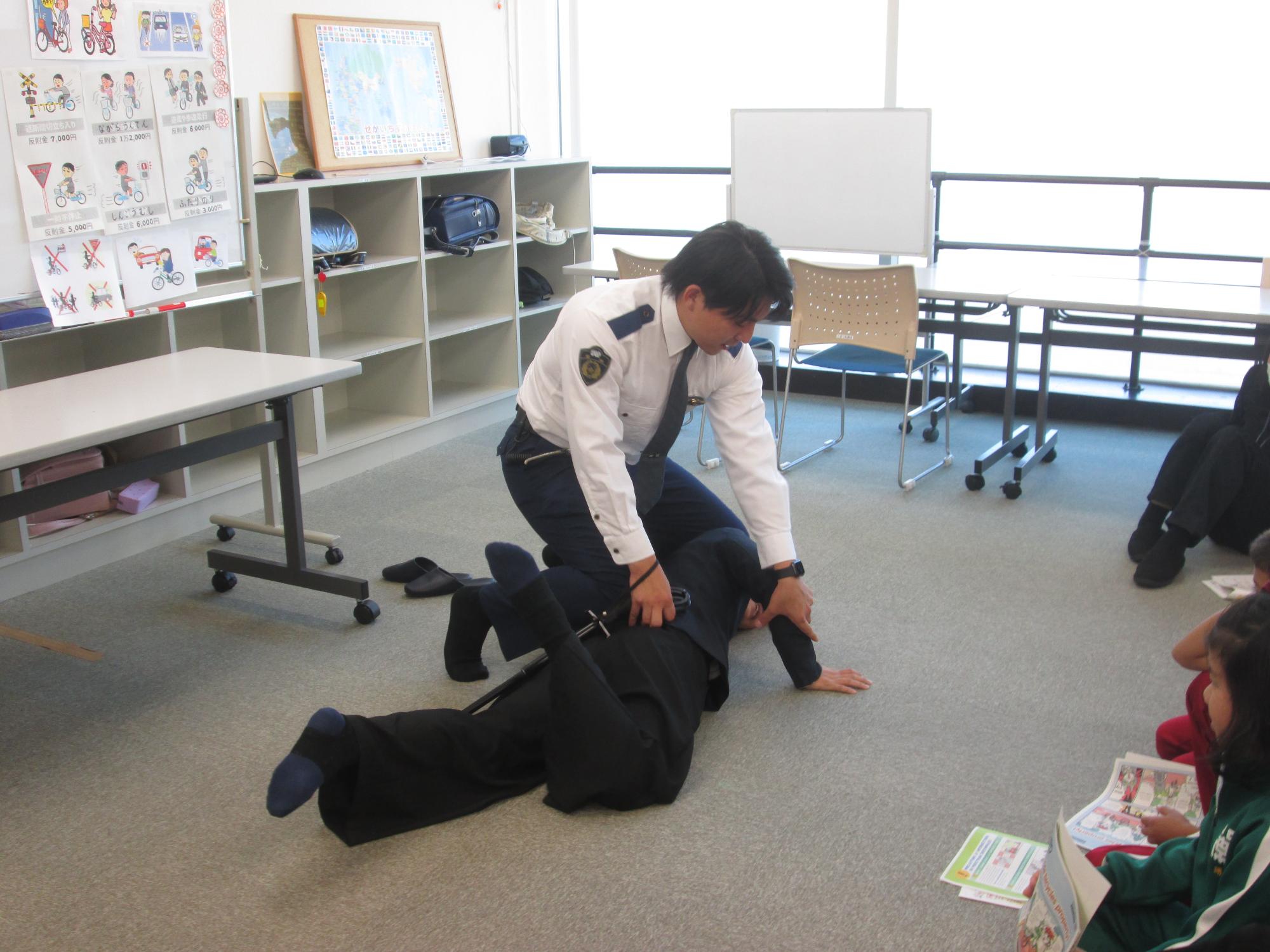 犯人を取り押さえる様子