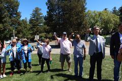 米国キュパティーノ市の複数の大人がベルを鳴らしている様子