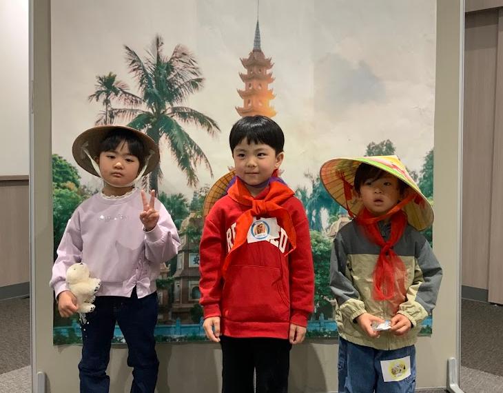 ベトナムのフォトブースで写真撮影している写真