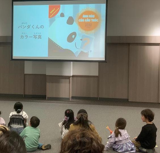 親子がスクリーンを見ている写真