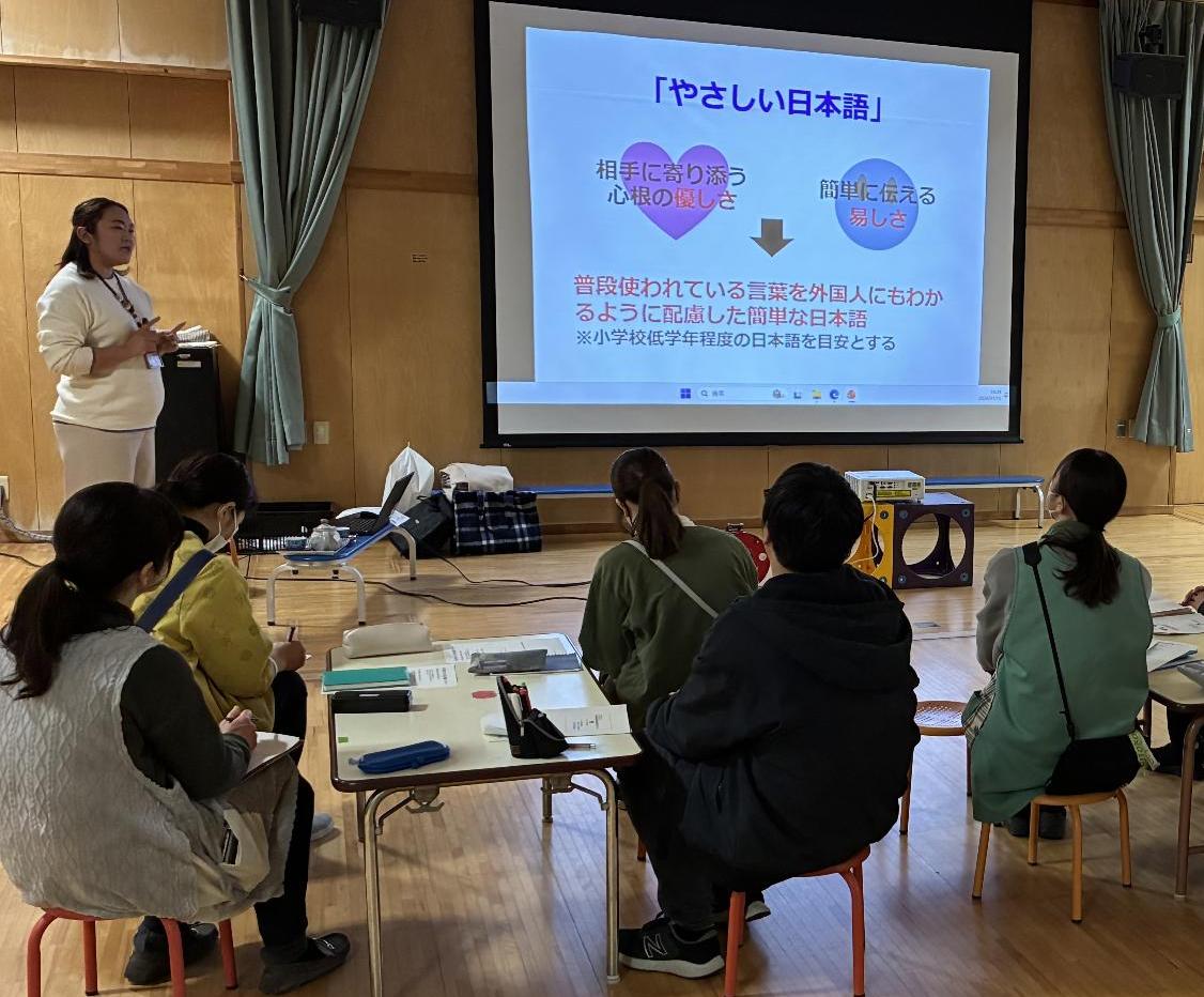 パワーポイントを使って講師が「やさしい日本語」について説明している写真