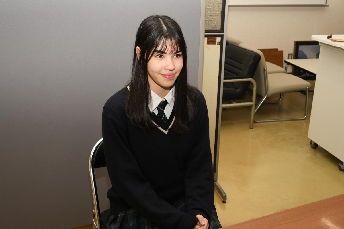 インタビューを受ける千葉 ヤスミンさん