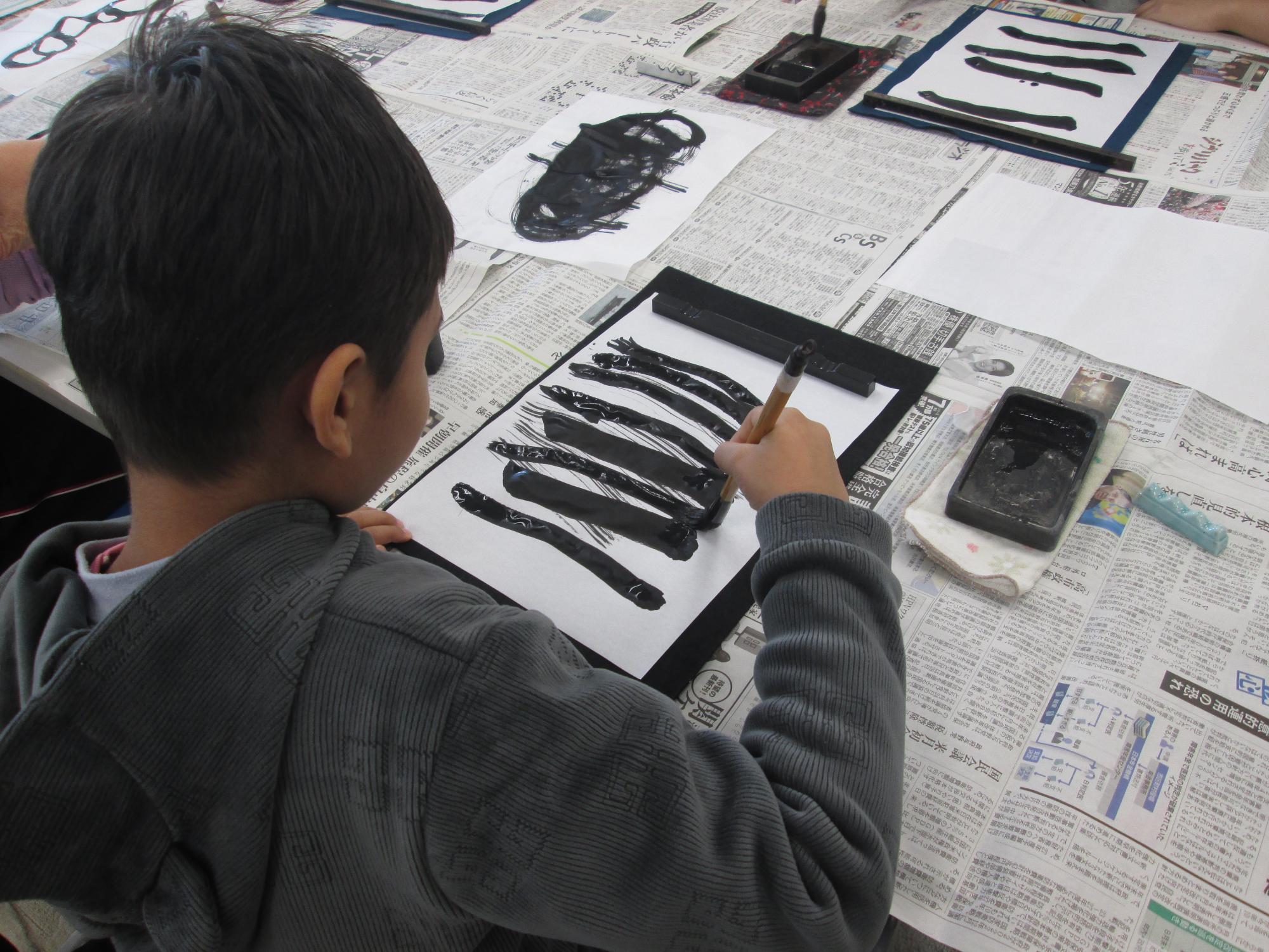 はじめに、筆の使い方を練習しました