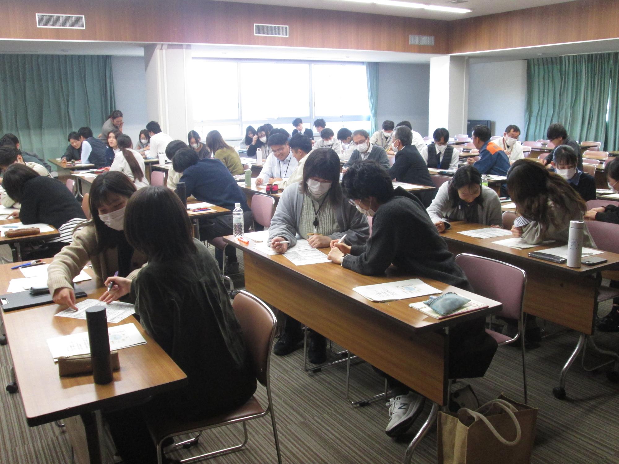 長机に座ってペアワークをしている写真