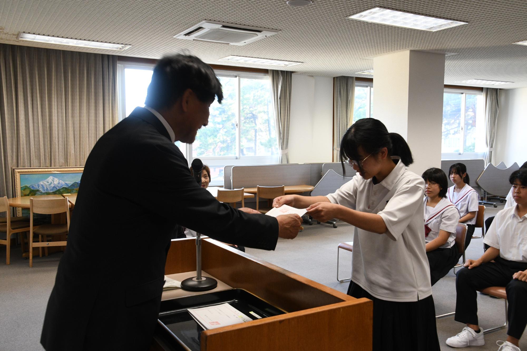市長から中学生が辞令を受け取っている写真
