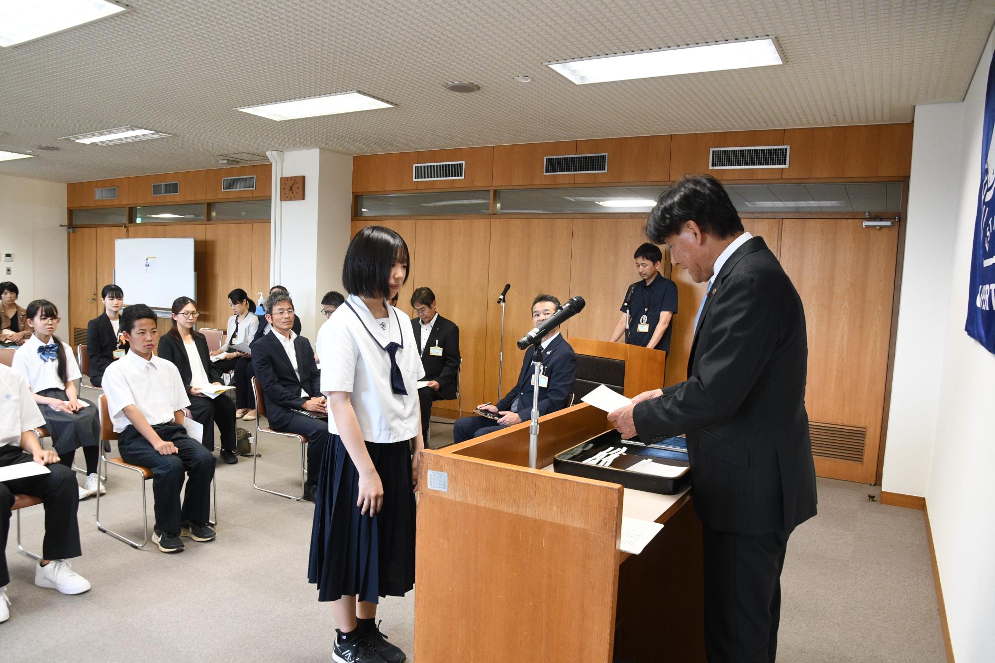市長から中学生が辞令を受け取っている写真