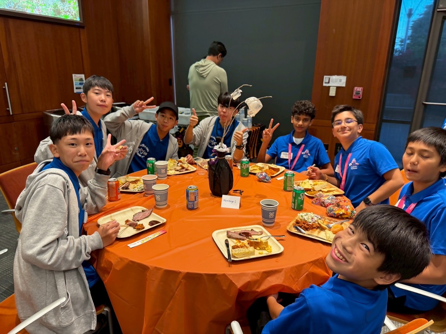 キュパティーノ市と豊川市の中学生使節団が円卓を囲んで食事をしている写真