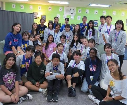 多くの日本人とアメリカ人の中学生たちの集合写真