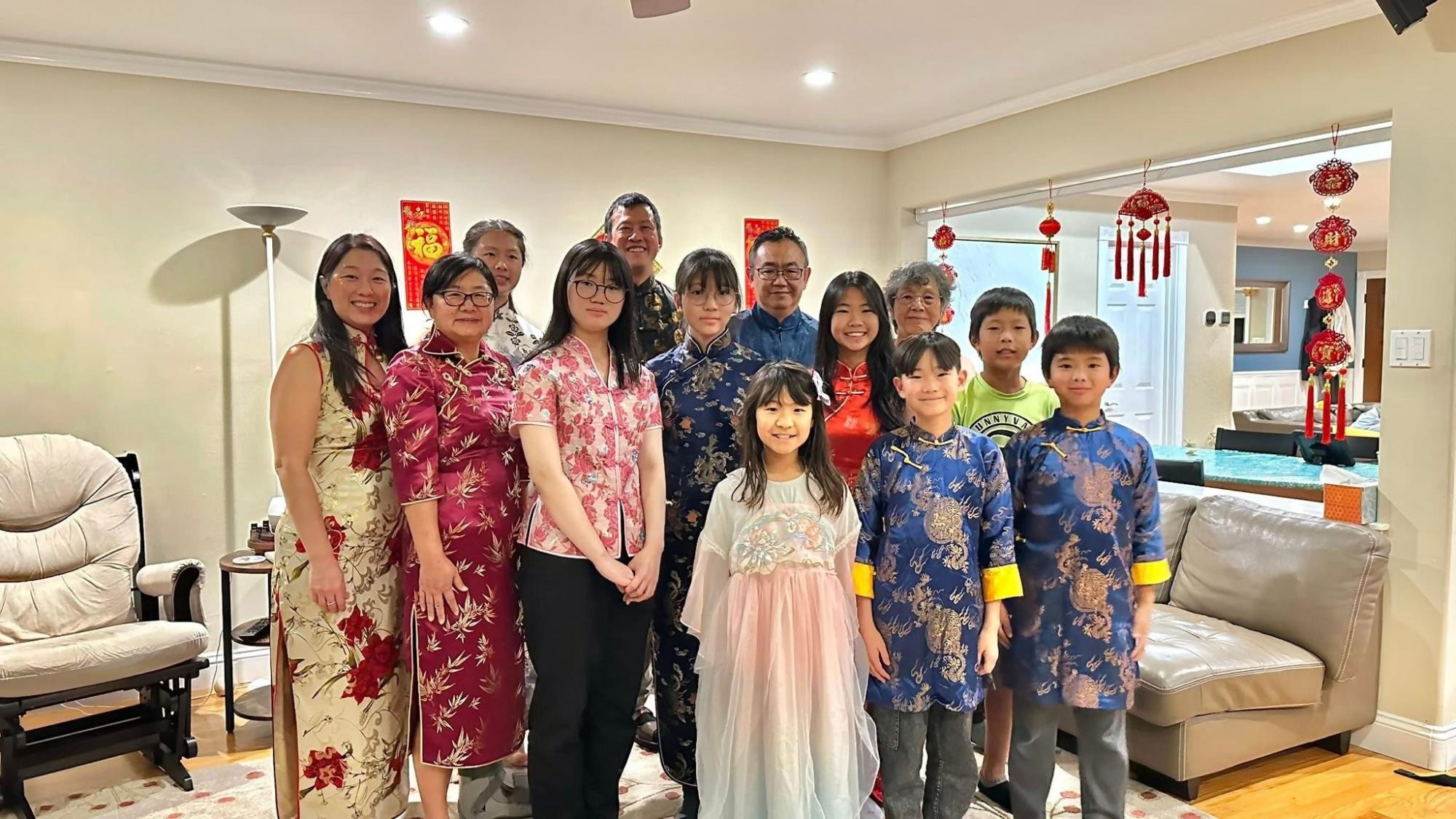 民族衣装を着た人たちが集まっている写真