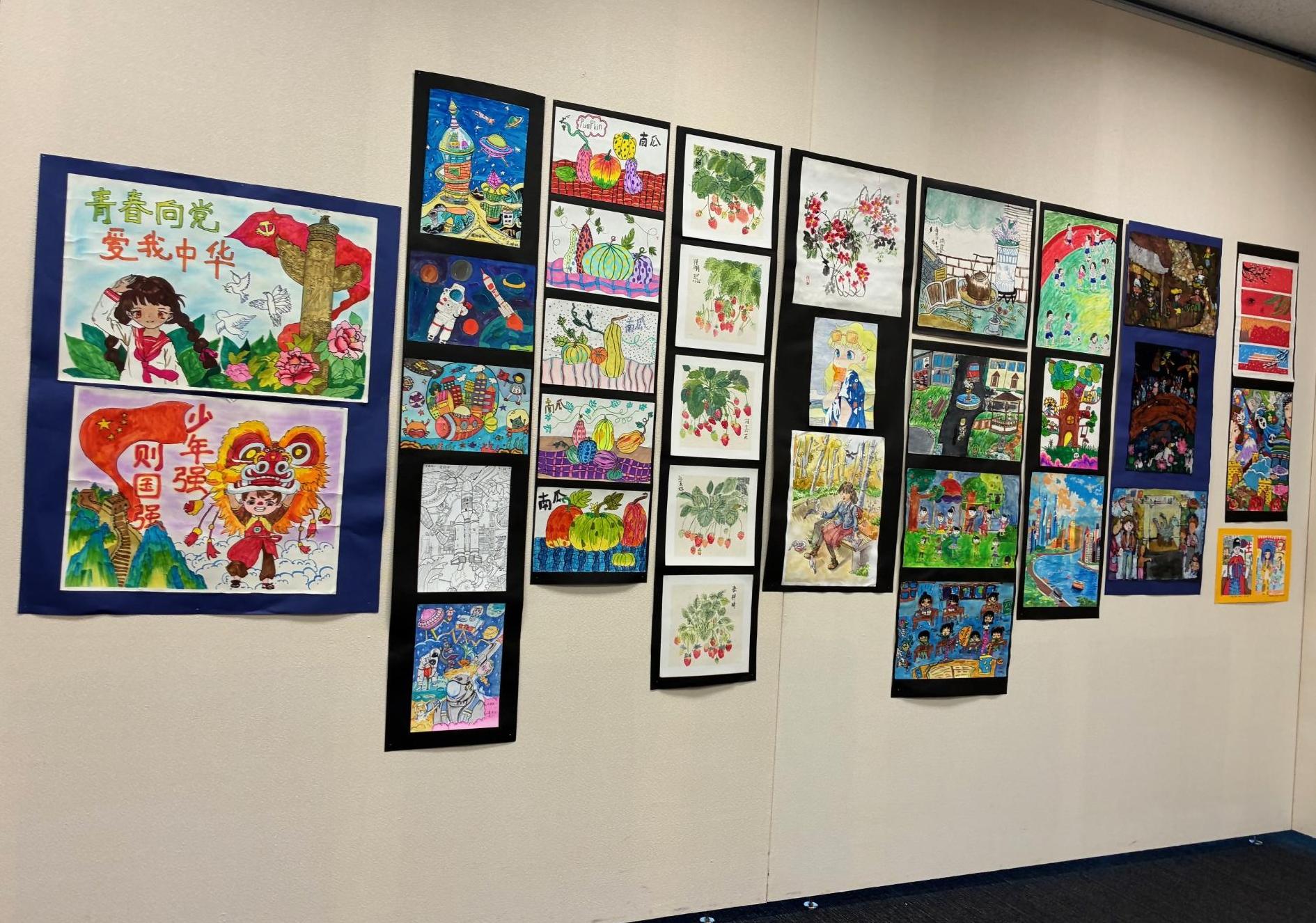 無錫市新呉区の小学生がかいた習字と絵が展示してある様子