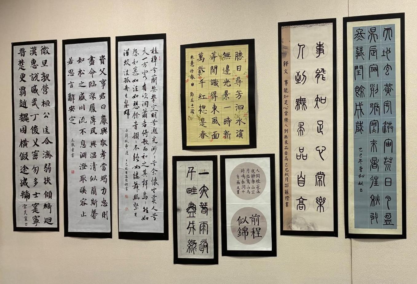 無錫市新呉区の小学生がかいた習字と絵が展示してある様子