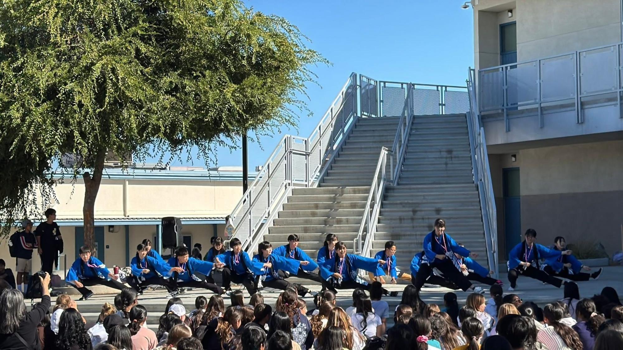 法被を着た人たちがソーラン節を踊っている写真