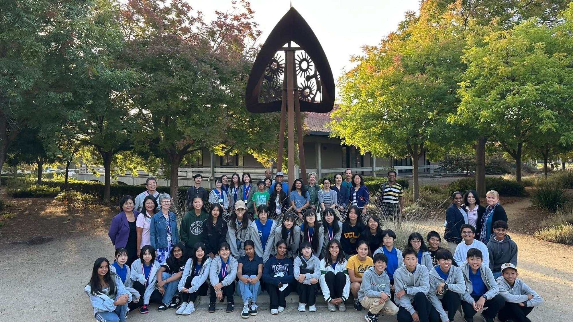 塔の前で集合している写真