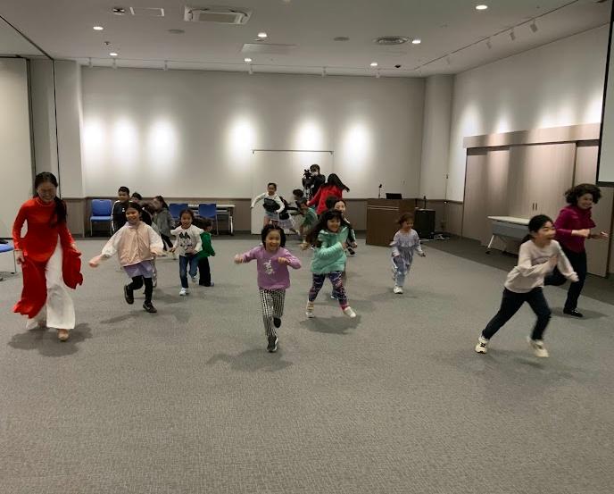 子どもたちが全力で鬼から逃げている写真