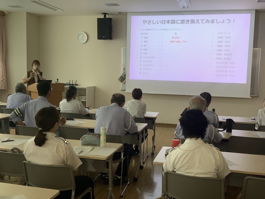 女性の講師が練習問題について説明している様子