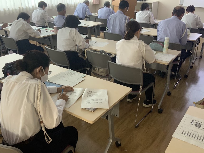 女性が、座って問題を解いている様子