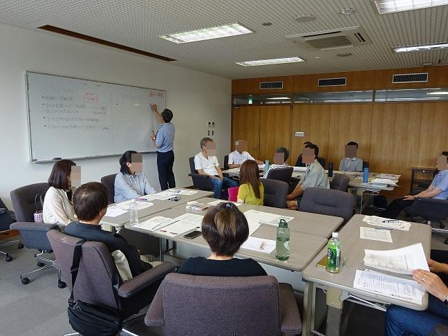 アドバイザーのアドバイスを聞く様子