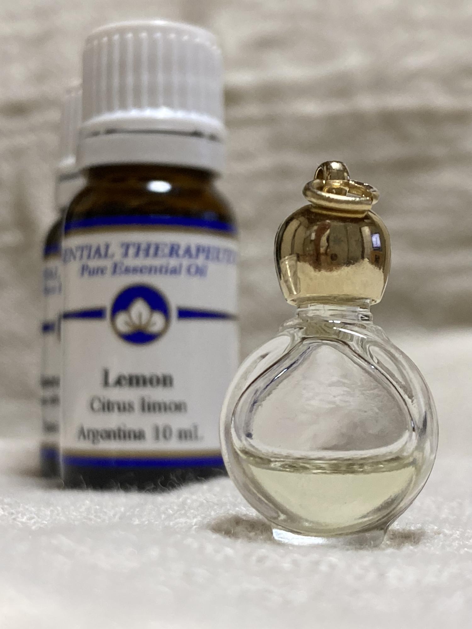 アロマオイルの入ったペンダント