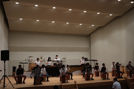 沢山のカホンやマリンバなどで演奏をしている人たちの写真