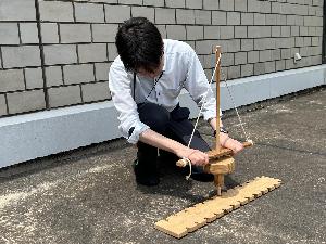 火おこしに挑戦する様子
