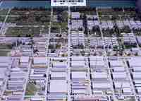 区画整理された土地に建物と木が立ち並んでいる模型の写真