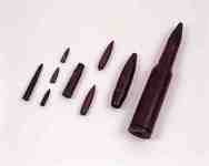 大小いくつかの錆びた薬莢の写真