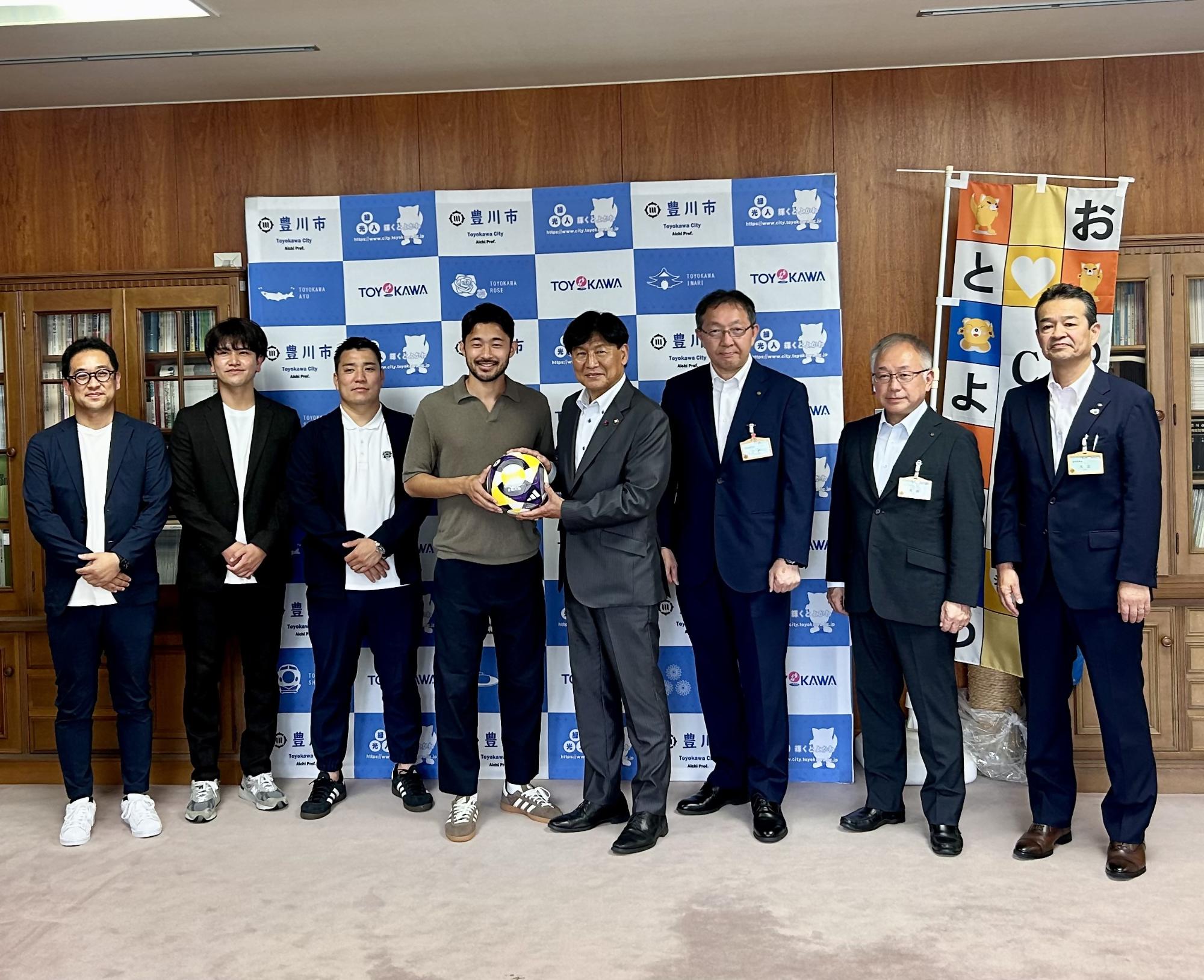 プロサッカー選手菅原由勢さんからのサッカーボール寄附贈呈式