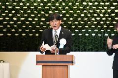 平和宣言を壇上で読み上げる豊川市長