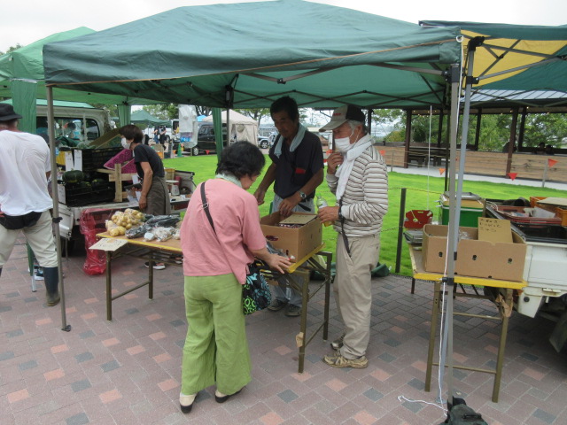赤塚山公園で開催された農業市の様子