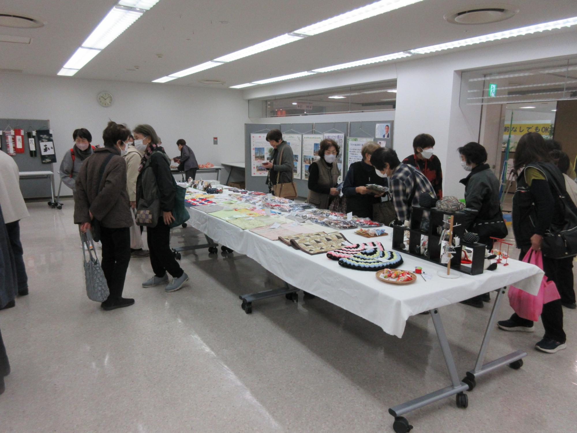 チャリティバザーの様子1