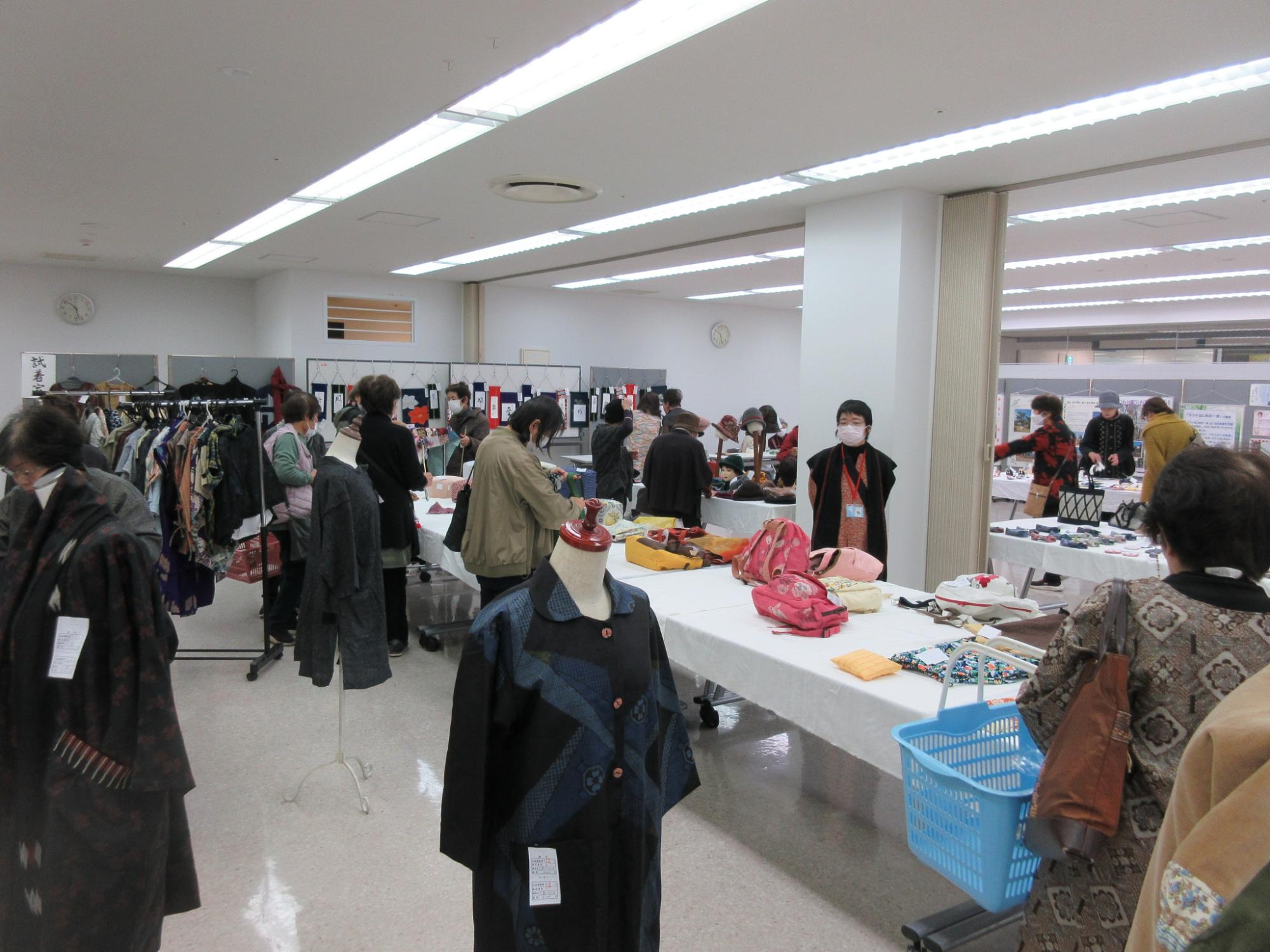チャリティバザーの様子