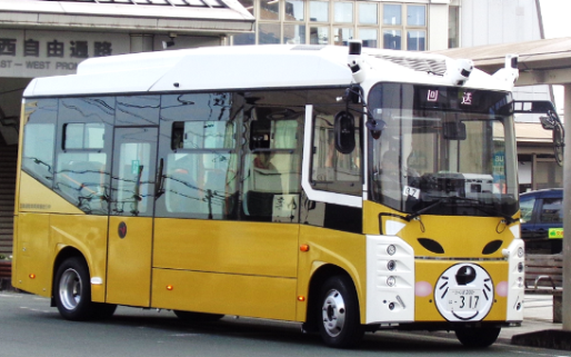 豊川市で実証実験を行う自動運転バスの車両です。いなりんのラッピングを施しています。