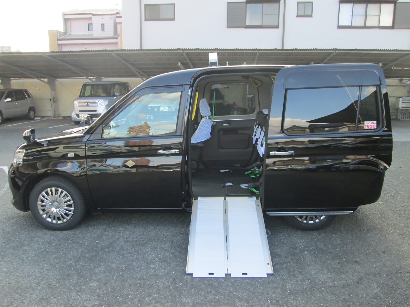 スロープの準備されたユニバーサルデザインタクシーの画像