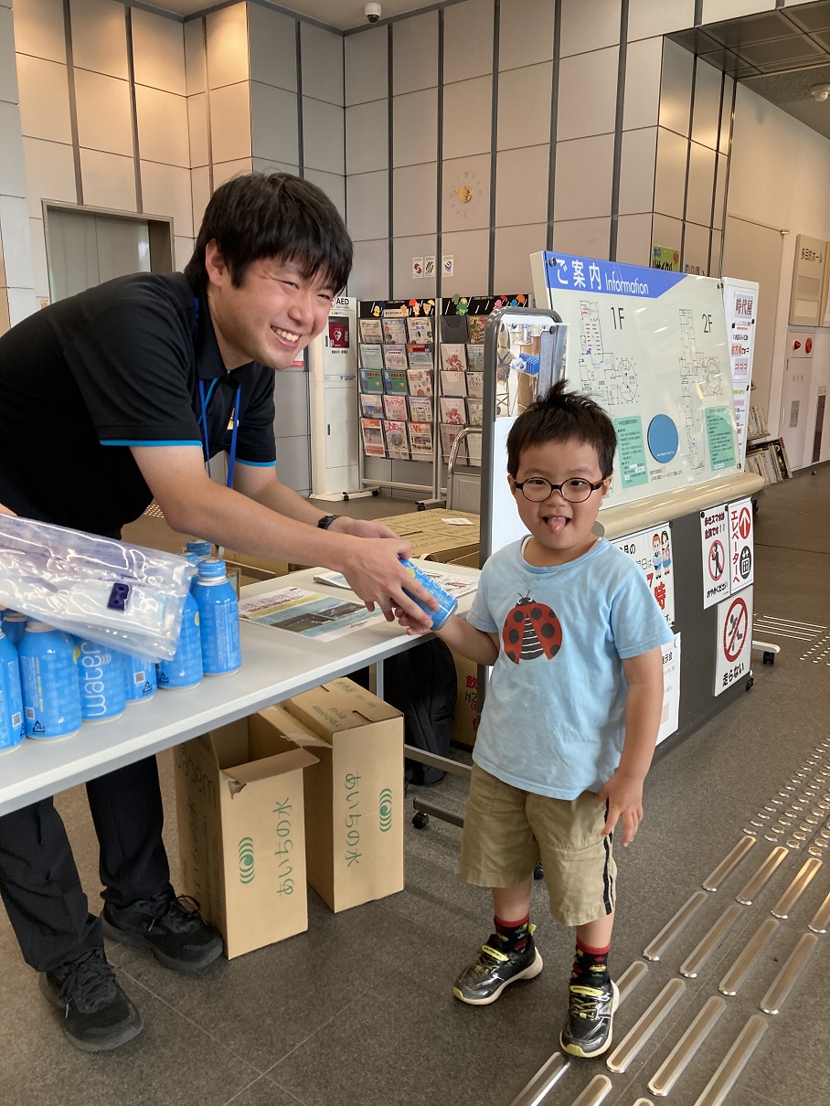 あいちの水を手渡しするようす