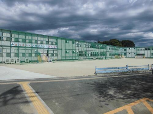 2023年7月に撮影された三蔵子小学校の仮設校舎の全体写真
