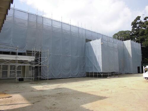 2023年7月時点での三蔵子小学校の北校舎に足場が組まれ防塵・防音シートが掛けられている写真