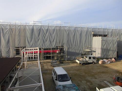 2023年11月時点での三蔵子小学校の北校舎前に工事用車両などがとまっている写真
